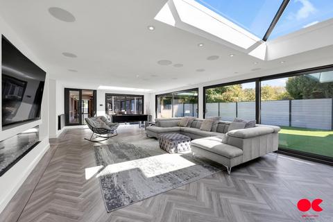 6 bedroom detached house for sale, Ayloffs Walk, Hornchurch RM11