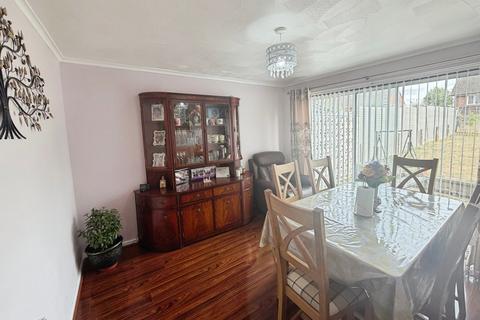 3 bedroom semi-detached house to rent, Oakengates Road, Telford TF2