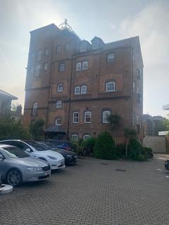 2 bedroom flat to rent, STAINES, CHURCH STREET