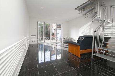 2 bedroom end of terrace house to rent, London E14