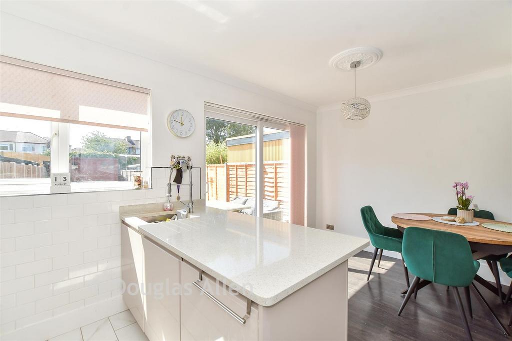 Kitchen/ Breakfast Area