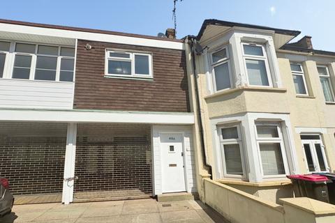 2 bed flat/apartment for rent in Westborough Road, Westcliff-On-Sea