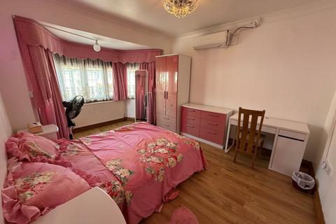 1 bedroom in a house share to rent, New Park Avenue, Palmers Green