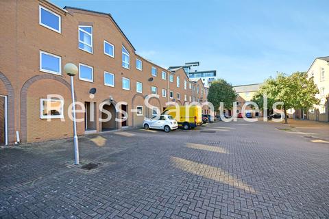 7 bedroom terraced house to rent, Cyclops Mews, London E14