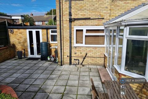 3 bedroom semi-detached house to rent, Emerald Road, Luton, LU4