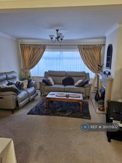 3 bedroom semi-detached house to rent, Emerald Road, Luton, LU4