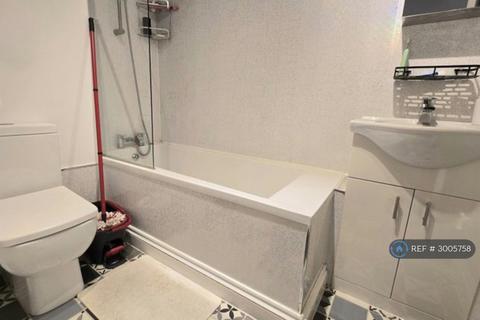 1 bedroom flat to rent, Verity House, Romford, RM7