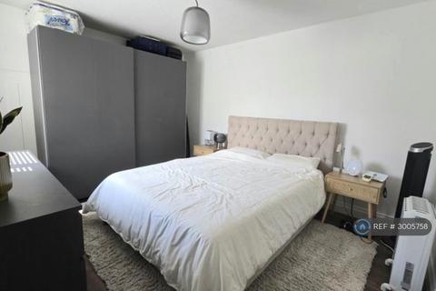 1 bedroom flat to rent, Verity House, Romford, RM7