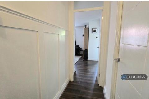 1 bedroom flat to rent, Verity House, Romford, RM7