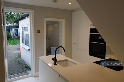 2 bedroom terraced house to rent, Manor Road, London, E17