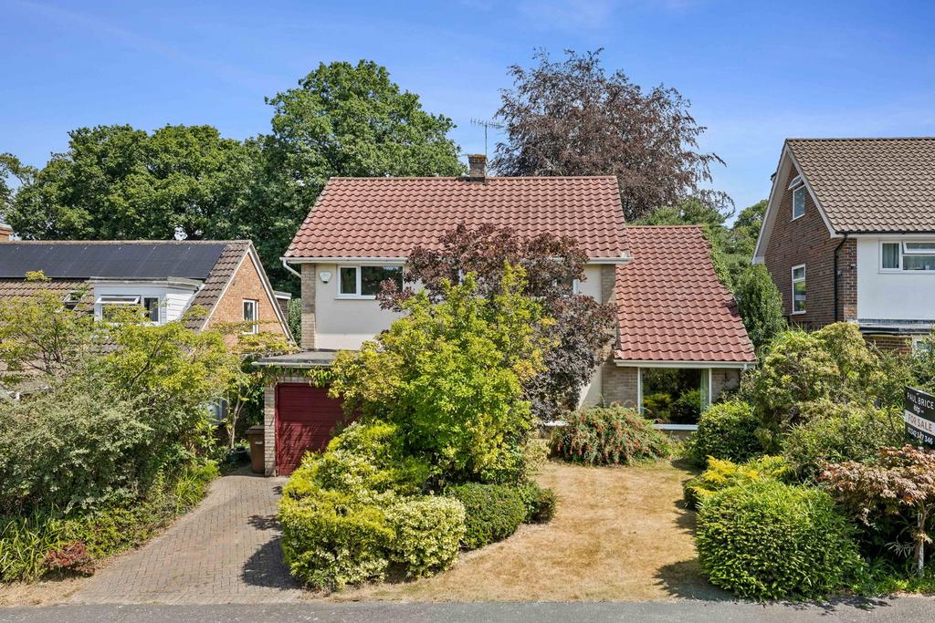 3 bedroom detached house for sale in Lingfield on OnTheMarket