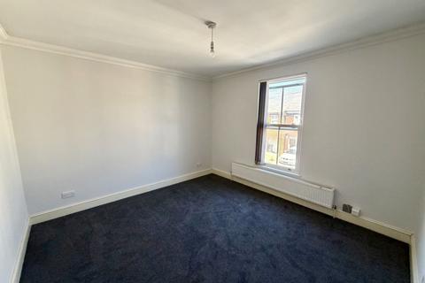 2 bedroom flat to rent, Darnley Street, Gravesend, DA11