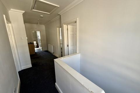 2 bedroom flat to rent, Darnley Street, Gravesend, DA11