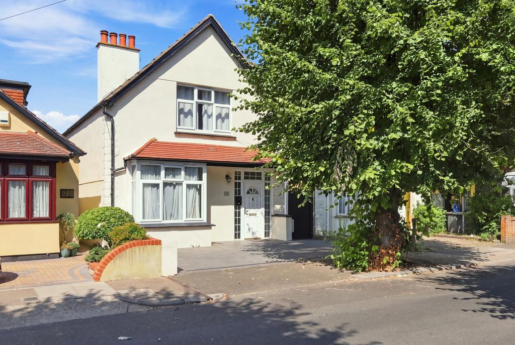 3 bedroom detached house for sale in Southend-on-sea on OnTheMarket