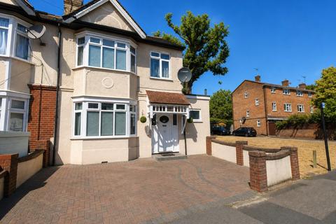 4 bedroom semi-detached house to rent, Greenstead Avenue, Woodford Green,  IG8