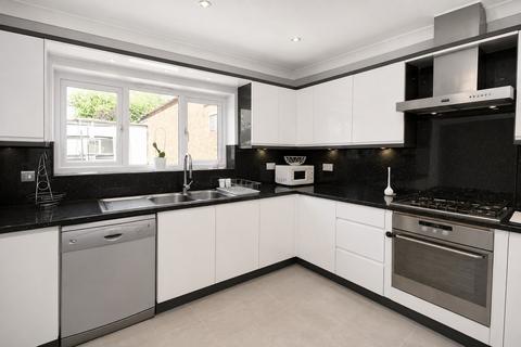 4 bedroom semi-detached house to rent, Greenstead Avenue, Woodford Green,  IG8