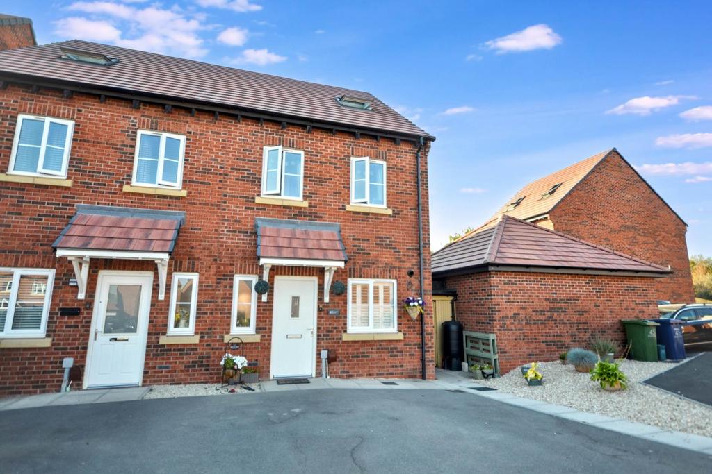 4 bedroom semi-detached house for sale in Tewkesbury on OnTheMarket