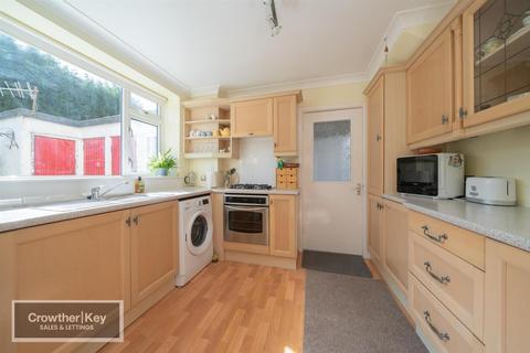 3 bedroom semi-detached house for sale, Ferneydale Avenue, Buxton
