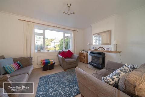 3 bedroom semi-detached house for sale, Ferneydale Avenue, Buxton