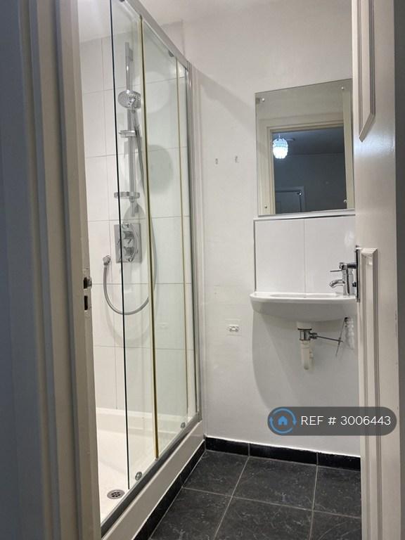 Separate Shower Room