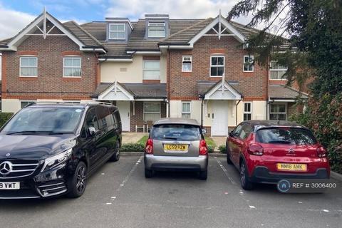 2 bedroom flat to rent, Bishops Drive, Feltham, TW14
