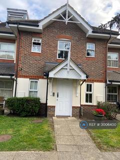 2 bedroom flat to rent, Bishops Drive, Feltham, TW14