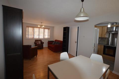 3 bedroom flat to rent, Upper Moss Lane, Manchester M15