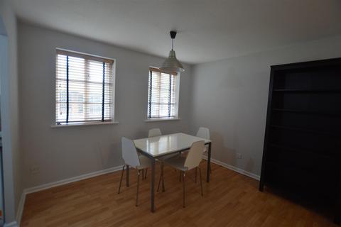 3 bedroom flat to rent, Upper Moss Lane, Manchester M15