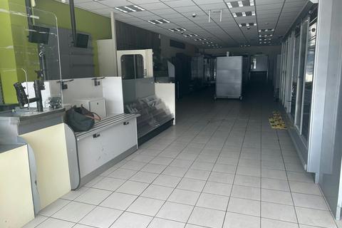 Retail property (high street) to rent, 9-10 Market Pl Wokingham RG40 1AL