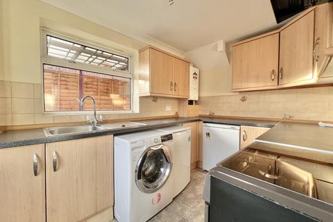 3 bedroom semi-detached house to rent, Yew Lane, Garforth, West Yorkshire, LS25