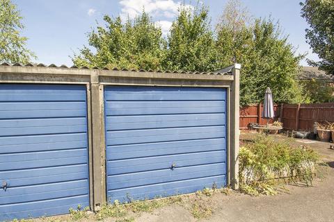 2 bedroom flat to rent, 8 Giffard CourtMarket HarboroughLeics