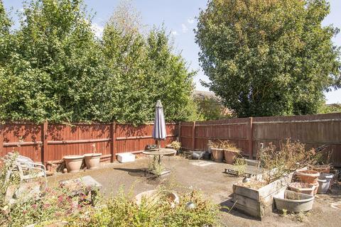 2 bedroom flat to rent, 8 Giffard CourtMarket HarboroughLeics