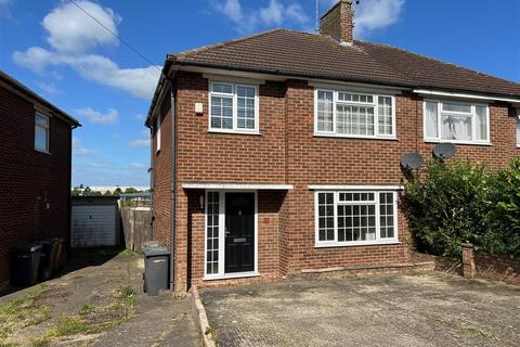 3 bedroom semi-detached house to rent, Pennine Avenue, Luton