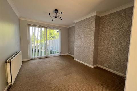 3 bedroom semi-detached house to rent, Pennine Avenue, Luton