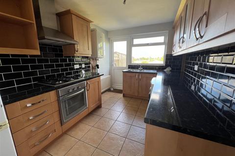 3 bedroom semi-detached house to rent, Pennine Avenue, Luton