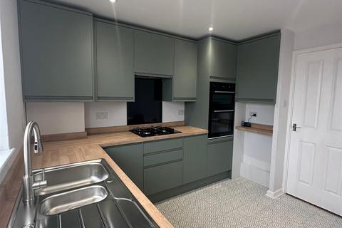 2 bedroom house to rent, Uppermill Drive, Manchester