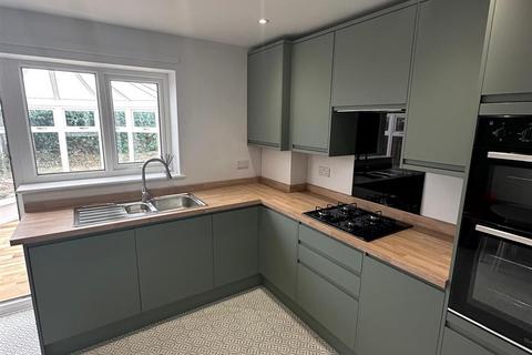 2 bedroom house to rent, Uppermill Drive, Manchester