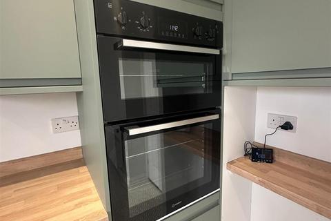 2 bedroom house to rent, Uppermill Drive, Manchester