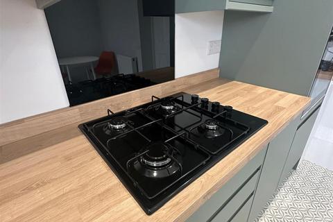 2 bedroom house to rent, Uppermill Drive, Manchester