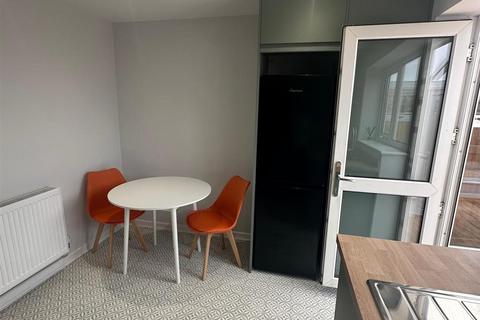 2 bedroom house to rent, Uppermill Drive, Manchester