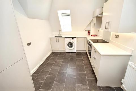 3 bedroom apartment to rent, Forest Road, Branksome Park, Poole