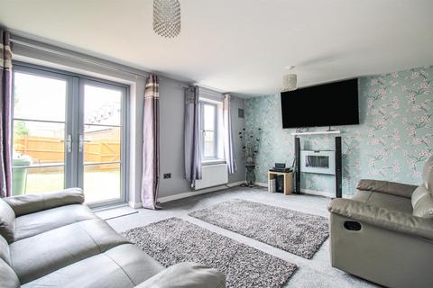 4 bedroom terraced house to rent, Eydon Drive, Corby NN17