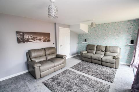 4 bedroom terraced house to rent, Eydon Drive, Corby NN17