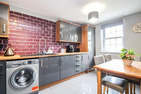 4 bedroom terraced house to rent, Eydon Drive, Corby NN17