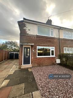 2 bedroom semi-detached house to rent, Kingsway Park, Manchester, M41
