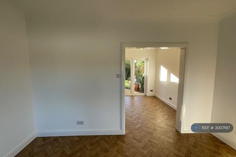 2 bedroom semi-detached house to rent, Kingsway Park, Manchester, M41