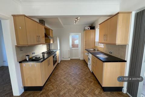 2 bedroom semi-detached house to rent, Kingsway Park, Manchester, M41
