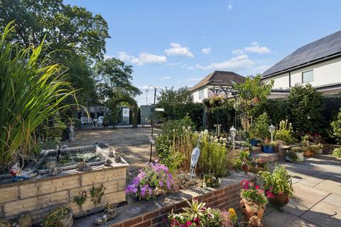 3 bedroom detached bungalow for sale, Pinewood Green, Iver SL0