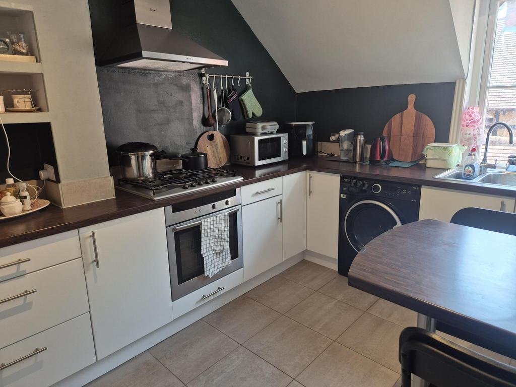 House in Kenley - More