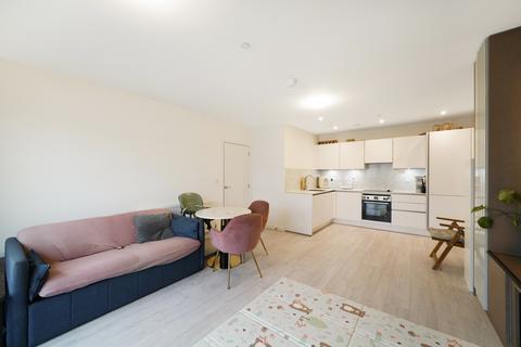 2 bedroom flat to rent, Farine Avenue, Hayes UB3